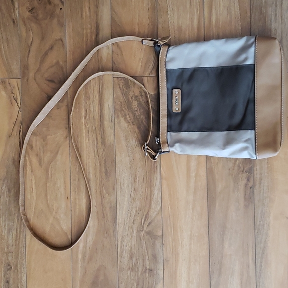 Roots crossbody - Picture 1 of 2